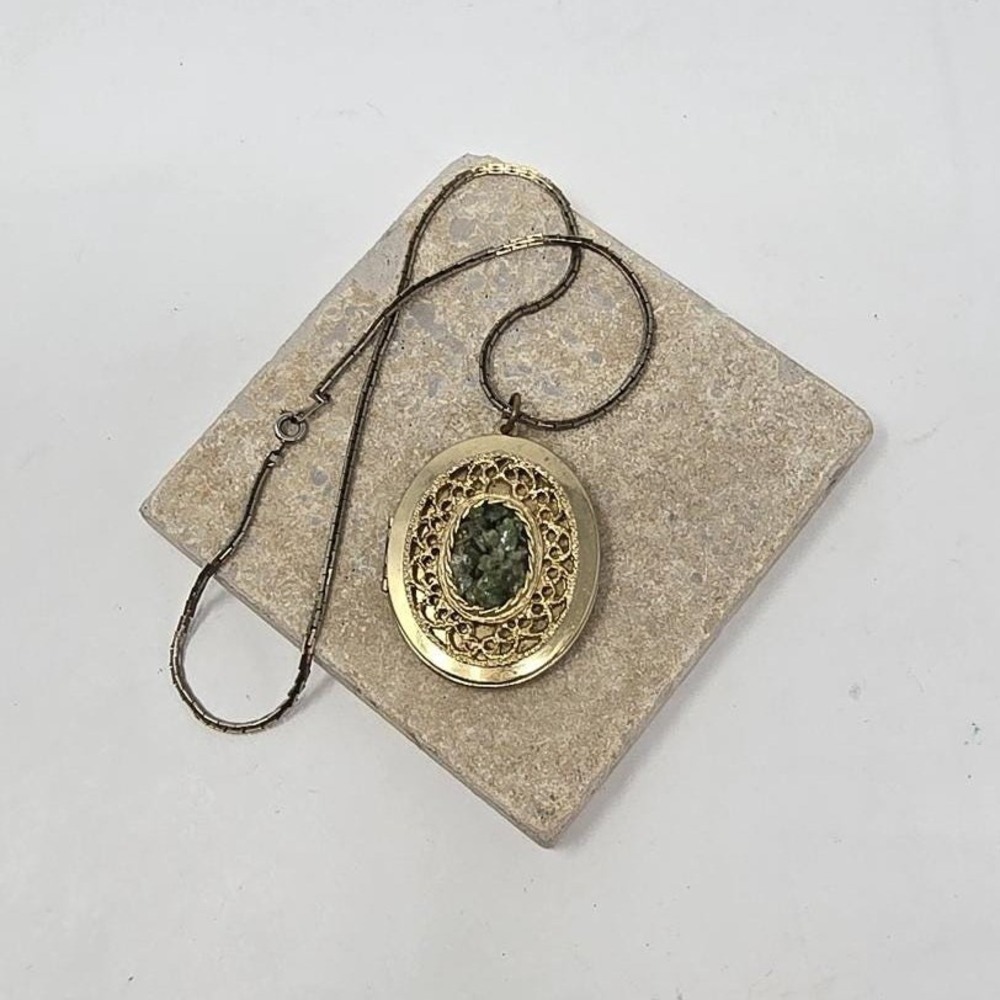 Vintage nephrite jade chip locket necklace gold tone chain 60s‎